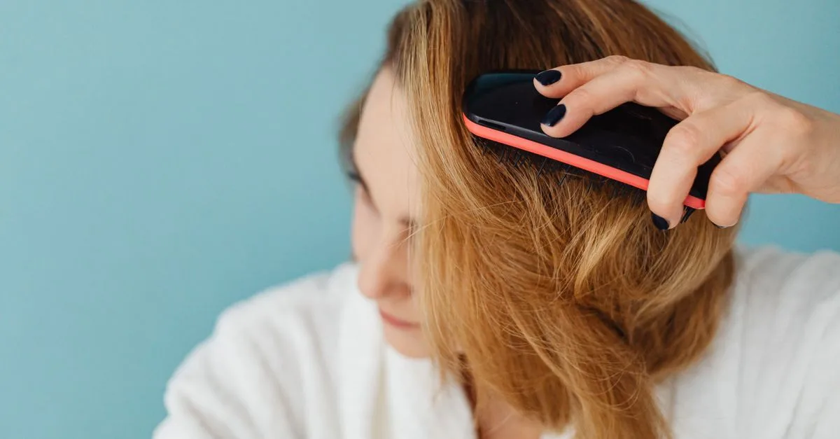 découvrez nos conseils et produits essentiels pour prendre soin de vos cheveux au quotidien et révéler leur beauté naturelle.