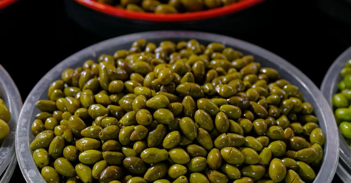 découvrez la teinte olive green, un vert naturel et chaleureux, parfait pour apporter une touche d'élégance et de sérénité à vos créations et votre décoration.